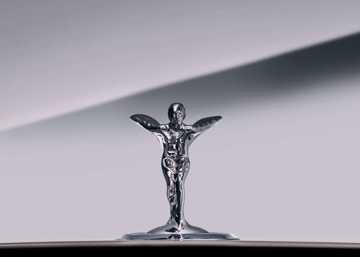 rolls-royce-revelo-una-version-redisenada-de-su-logotipo-spirit-of-ecstasy