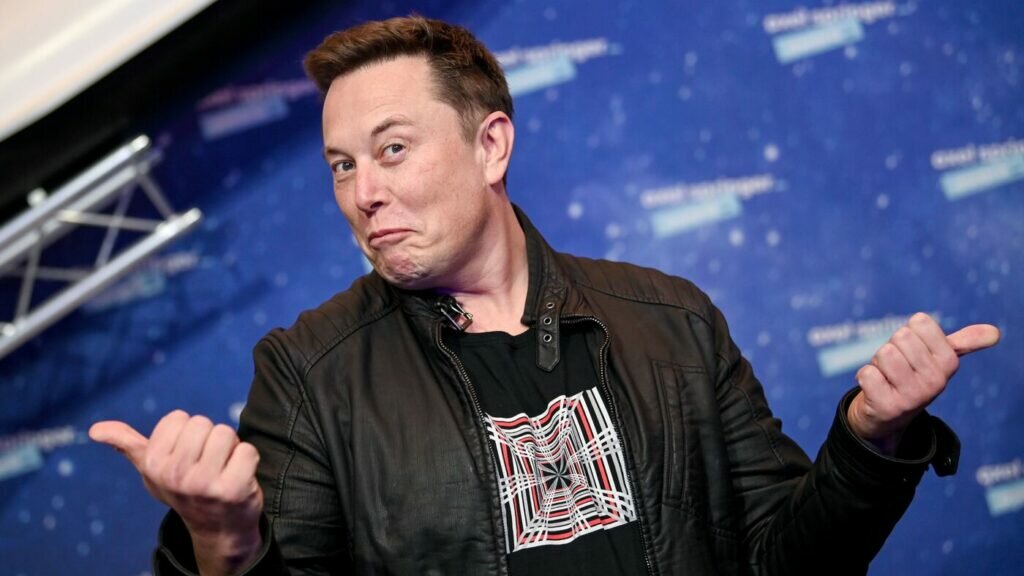 Las acciones de Tesla se cotizaban a $ 898 alrededor de las 11:40 a.m. ET, La medida se produce dos días después de que la compañía reportara ingresos y ganancias récord en el tercer trimestre. También marca la primera vez desde enero que la compañía logra un récord intradiario. Los sólidos resultados de ganancias de Tesla se derivaron de la mejora de los márgenes brutos del 30,5% en su negocio de automoción y del 26,6% en general. La acción cayó por debajo del 2% en las operaciones fuera de horario del miércoles. La capitalización de mercado de Tesla se situó en 850.000 millones de dólares poco antes del mediodía.